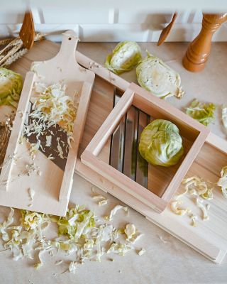 🥬🍂 Jesenska letina kliče! In z njo tudi tradicionalno rezanje zelja. Leseni rezalnik je trden, ekološki in enostaven za...