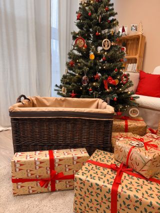 Božič, ki diši po lesu. ✨ Ko dom diši po lesu in protju, je čar božiča še močnejši. Pripravite se na praznike z vonjem...