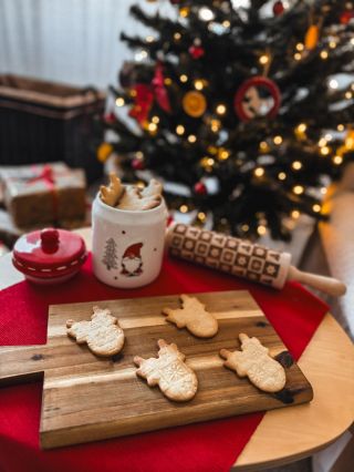 Vonj po sveže pečenem pecivu, topla svetloba v kuhinji in miza, posuta z moko… Kdo tega ne bi imel rad? 🕯️🍪 Peka je za nas...