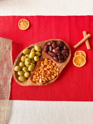 Danes praznujemo Svetovni dan oljke 🌿 Sklede iz oljčnega lesa imajo svojo zgodbo. Nastajajo iz starih, bolnih ali več...