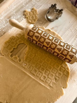 🎄 Odličen božični dar za vse ljubitelje peke! Lesene kuhinjske deske in valjarji so nepogrešljiva orodja za valjanje in...