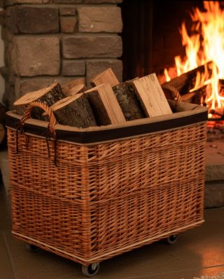 Pletene košare za drva imajo svoj čar. Spominjajo na stare dobre čase, ko se je doma kuril ogenj in se je vsa družina...
