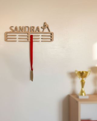 🏅 Nosilci in obešalniki za medalje Imate doma ali v bližini športnika, ki bi ga radi razveselili? 🎁 Podarite mu lesen...