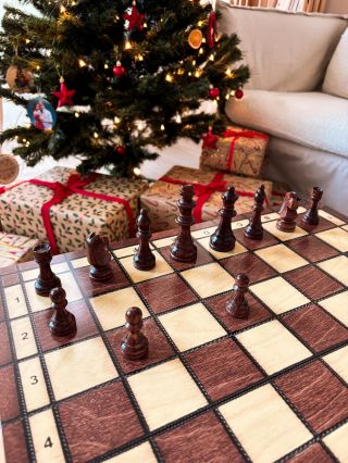 ♟️ Lesene šahovske garniture za majhne in velike igralce Šah ima poseben čar. Poveže družino, zabava ure in ustvari...